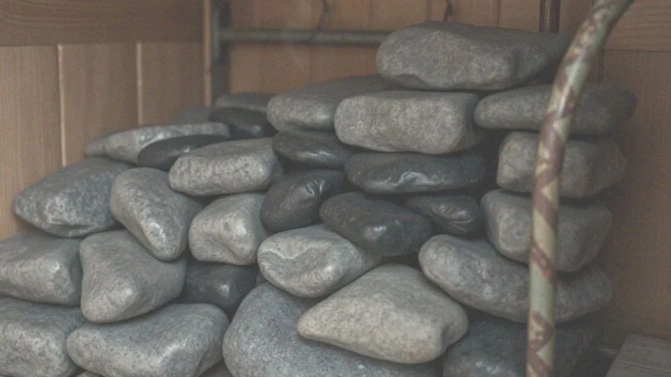 Jakie są zalecenia dotyczące bezpieczeństwa przy użytkowaniu kamieni do sauny?