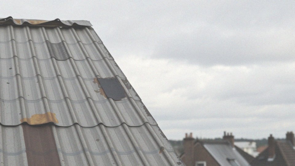 Jakie usterki dachu mogą wymagać pilnych działań?