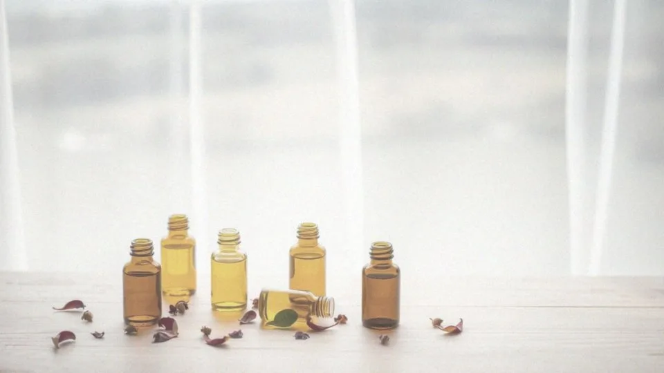 Jakie naturalne olejki mogą pomóc w walce z kurzymi łapkami?