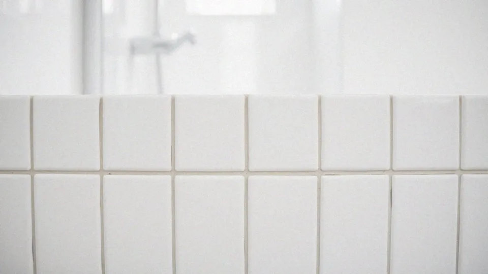 Beżowa fuga do białych płytek – idealny wybór dla Twojego wnętrza