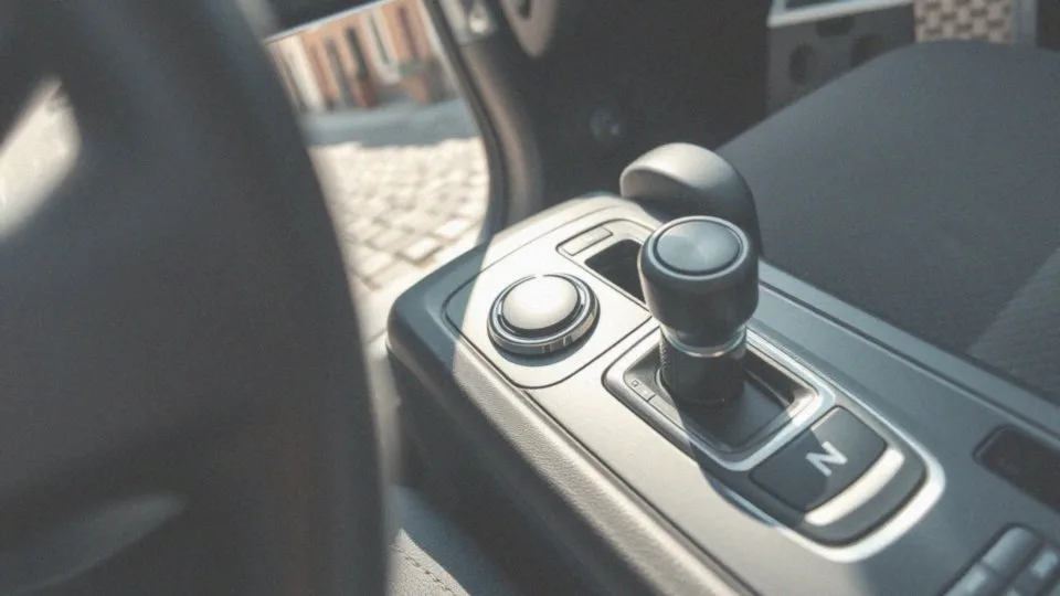 Bieg jałowy w automacie – jak działa i kiedy go używać?