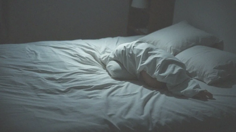 Pozycja do spania przy rwie kulszowej – najlepsze sposoby na ulgę